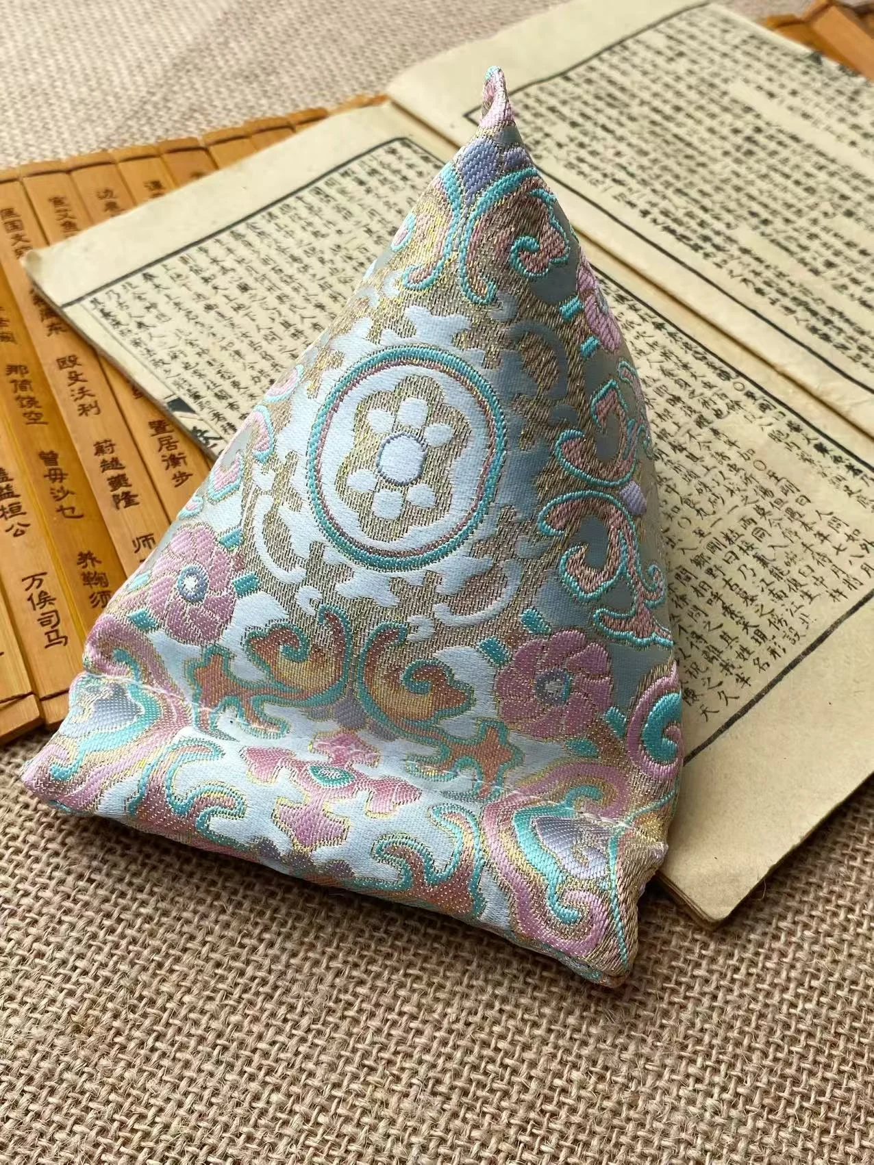 Aromatic Phone Stand — 包