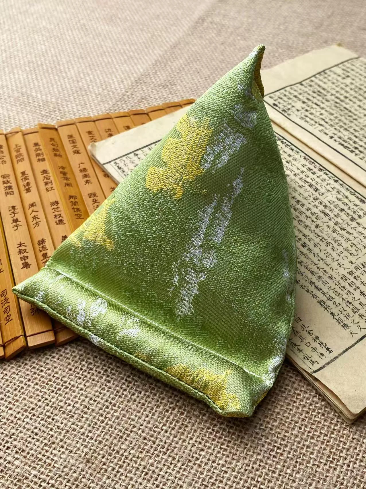 Aromatic Phone Stand — 包