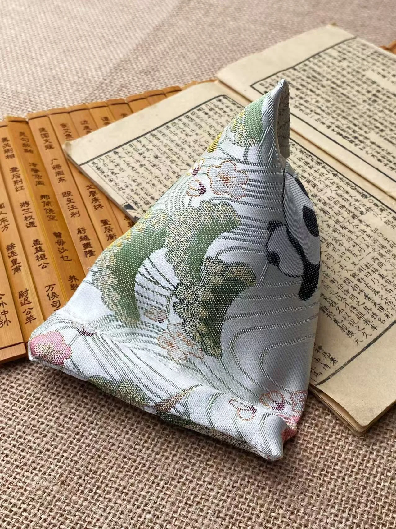 Aromatic Phone Stand — 包
