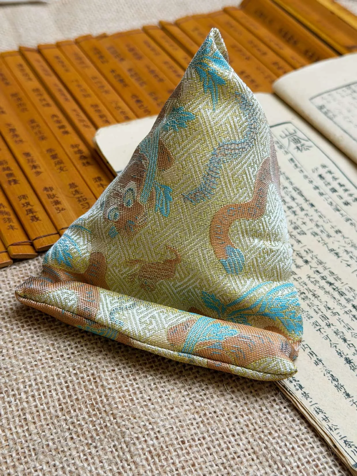 Aromatic Phone Stand — 包