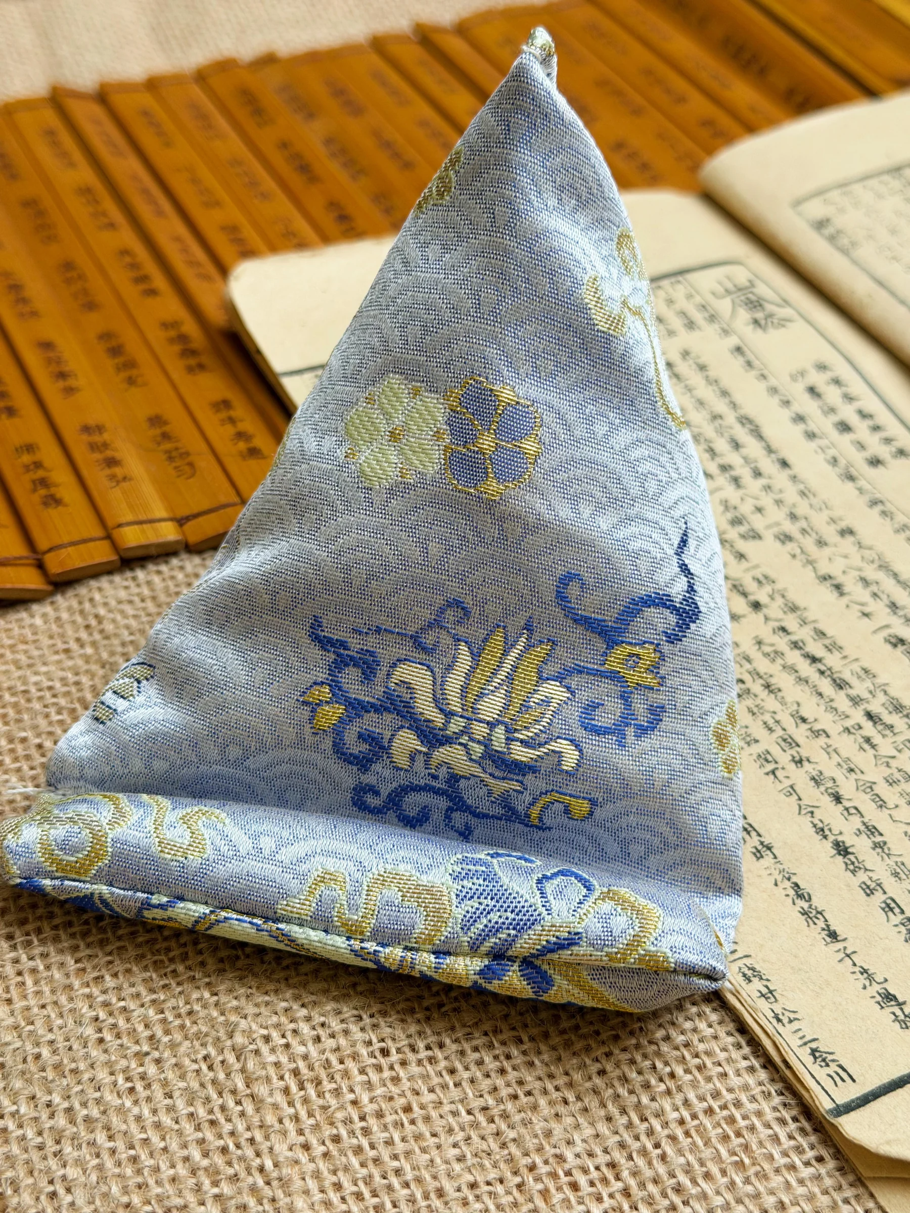 Aromatic Phone Stand — 包
