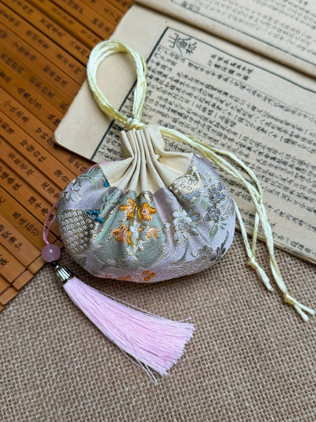 Gold-Ingot Sachet — 包