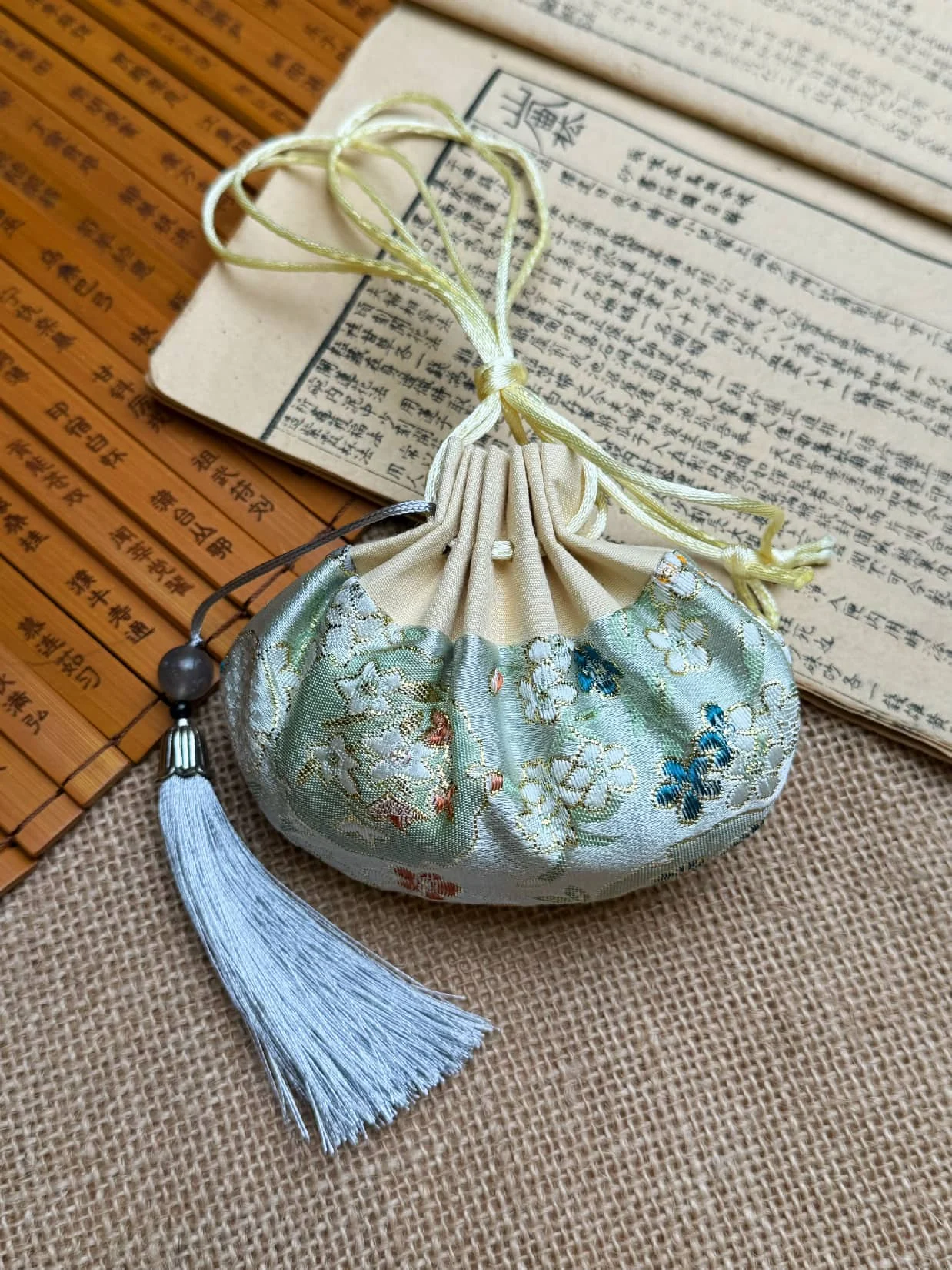 Gold-Ingot Sachet — 包
