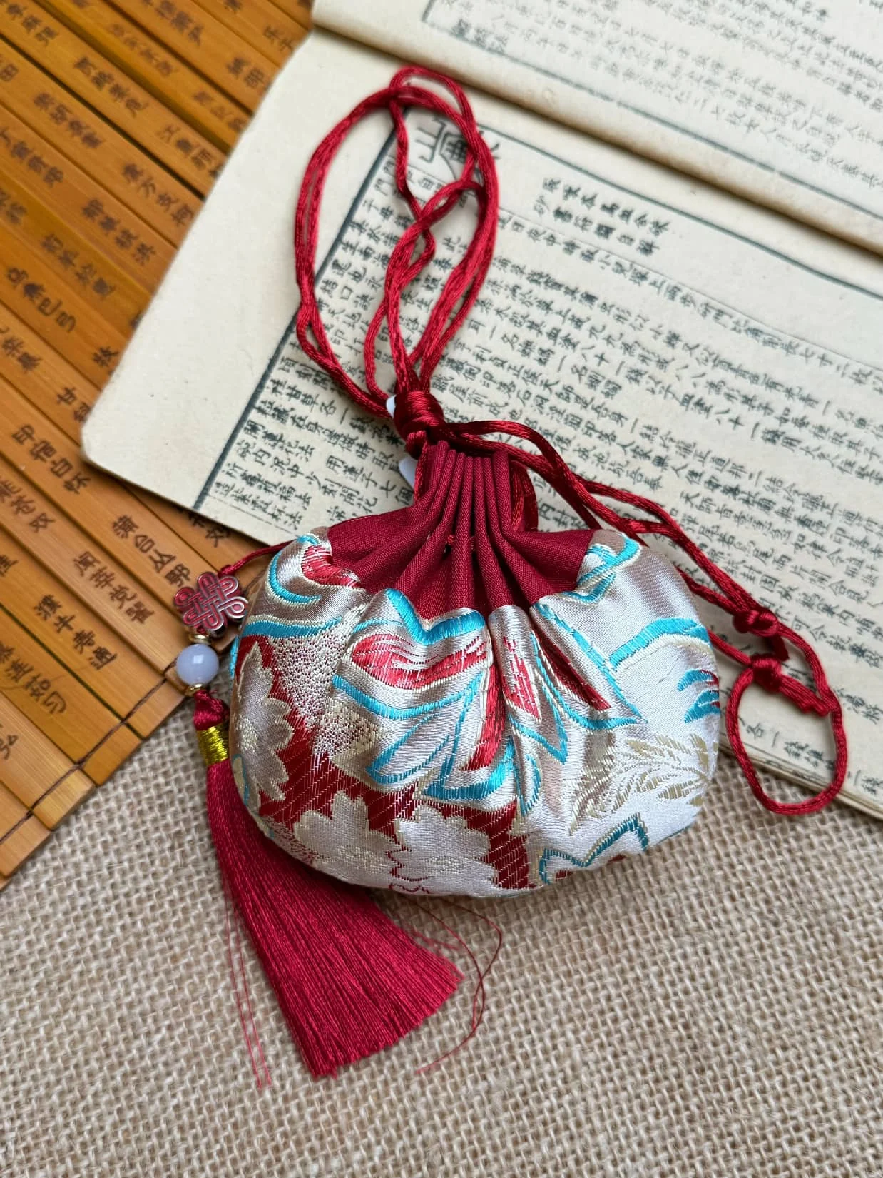 Gold-Ingot Sachet — 包