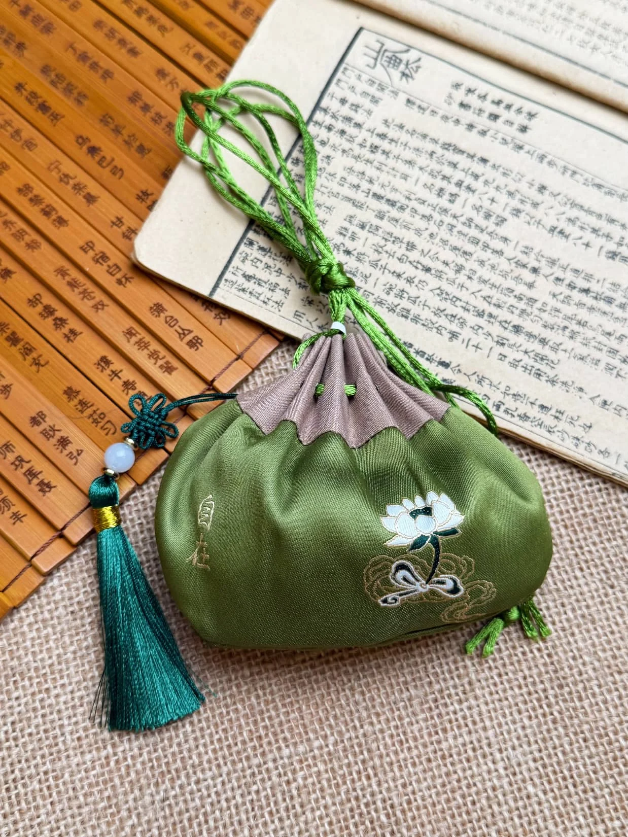 Gold-Ingot Sachet — 包