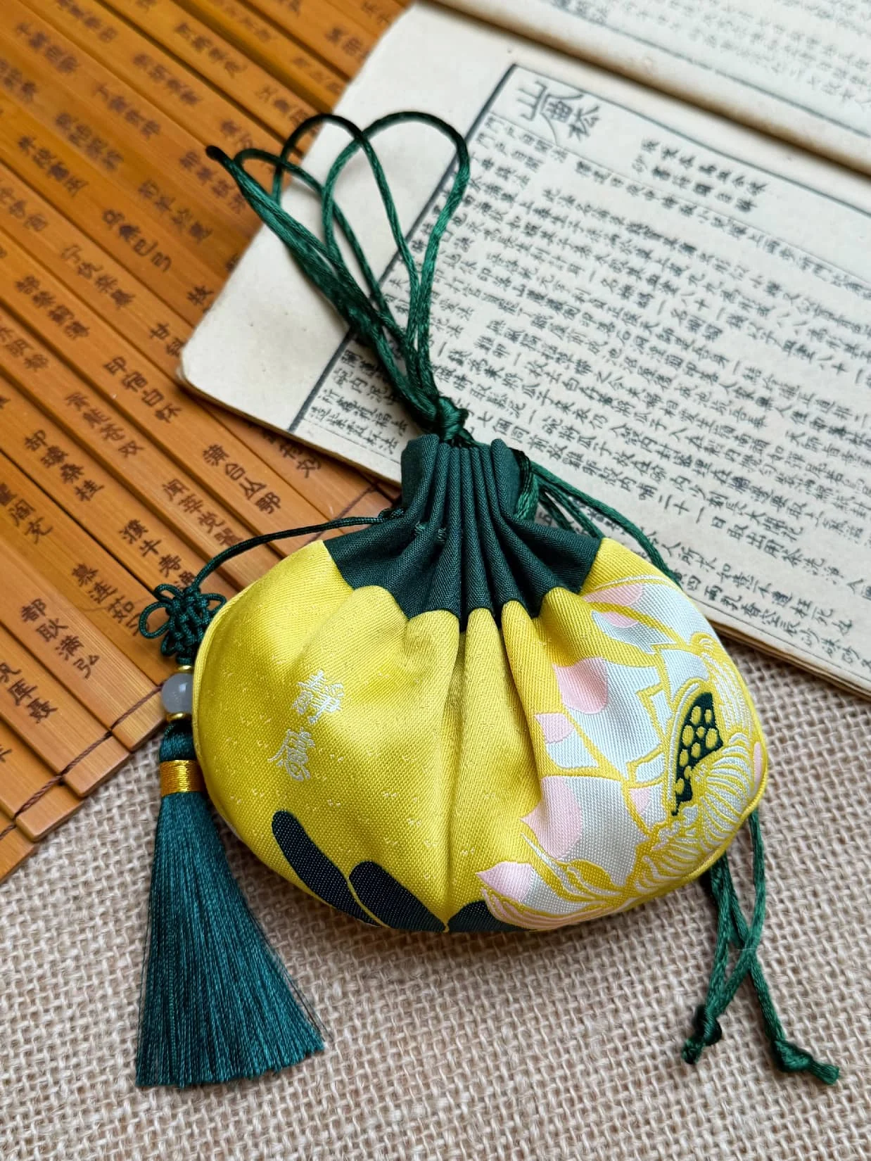 Gold-Ingot Sachet — 包