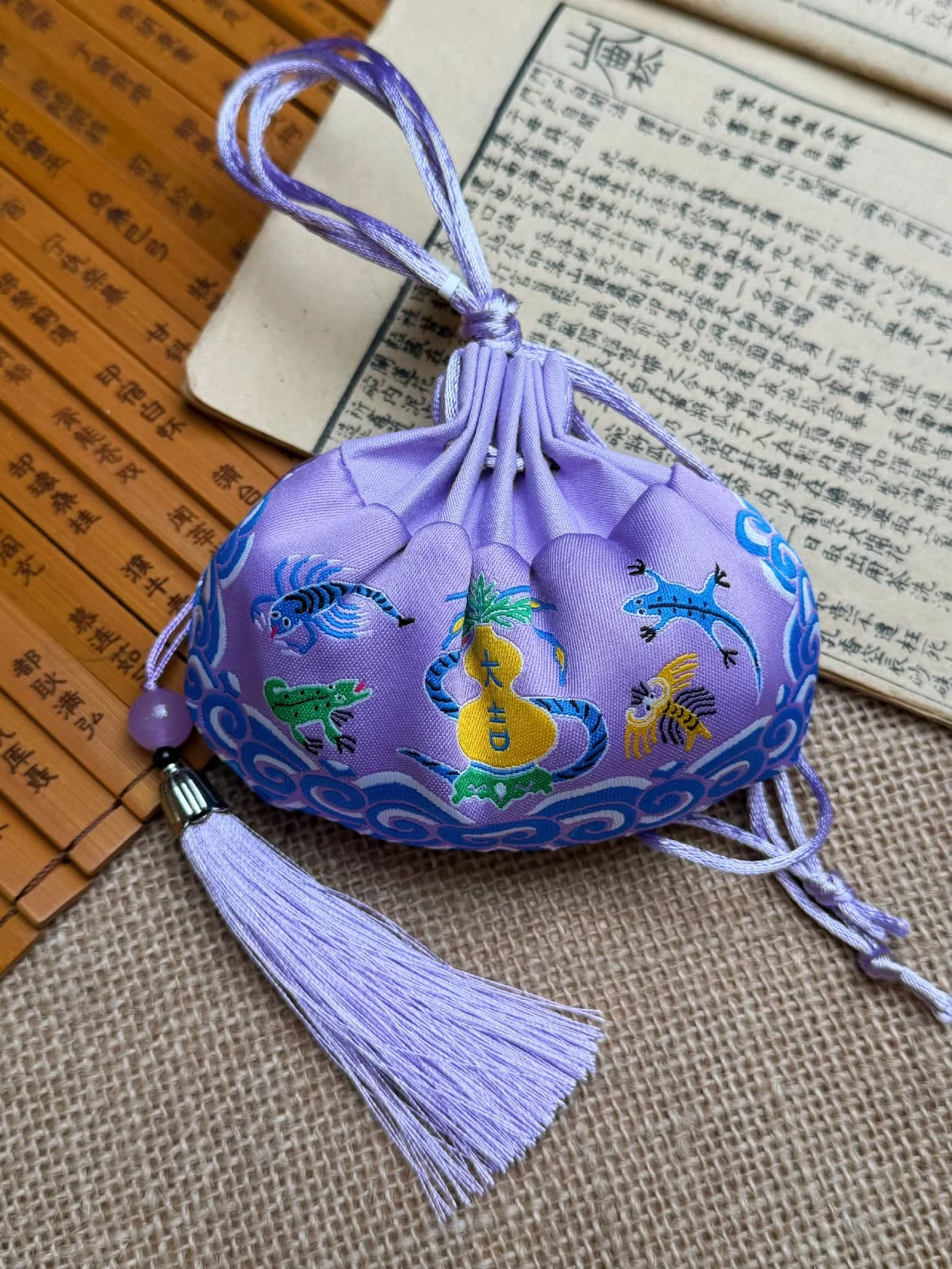 Gold-Ingot Sachet — 包