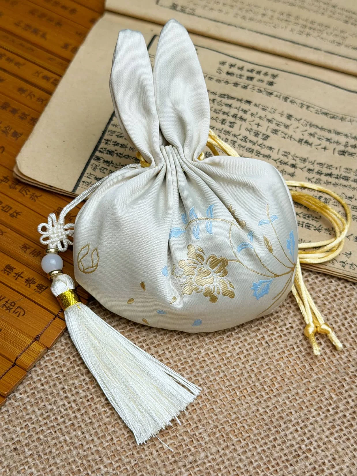 Rabbit Sachet — 包